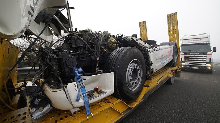 Telediario 1 - Mueren tres personas en un accidente múltiple en la AP-2 en Lleida