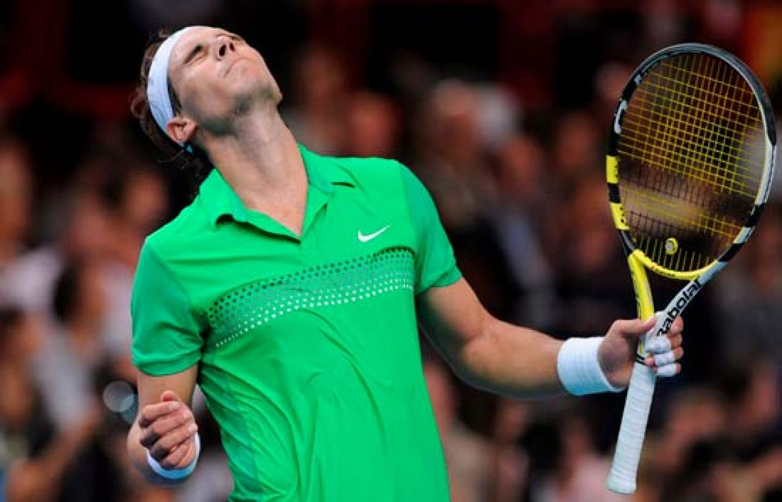 Rafa Nadal salvó cinco bolas de partido ante Nicolás Almagro y terminó imponiéndose por 3-6, 7-5 y 7-5. El mallorquín pasa así a los octavos de final del Masters París.