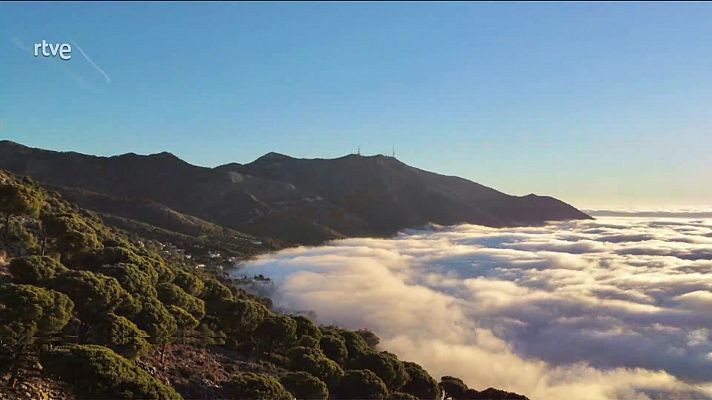 Intervalos de viento fuerte y chubascos localmente fuertes en el litoral oeste de Galicia. Nieblas en áreas del nordeste peninsular y en Baleares