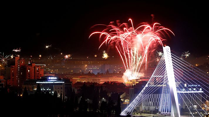 Mascarillas, campanadas acuáticas y fuegos artificiales: así recibe el mundo este 2022