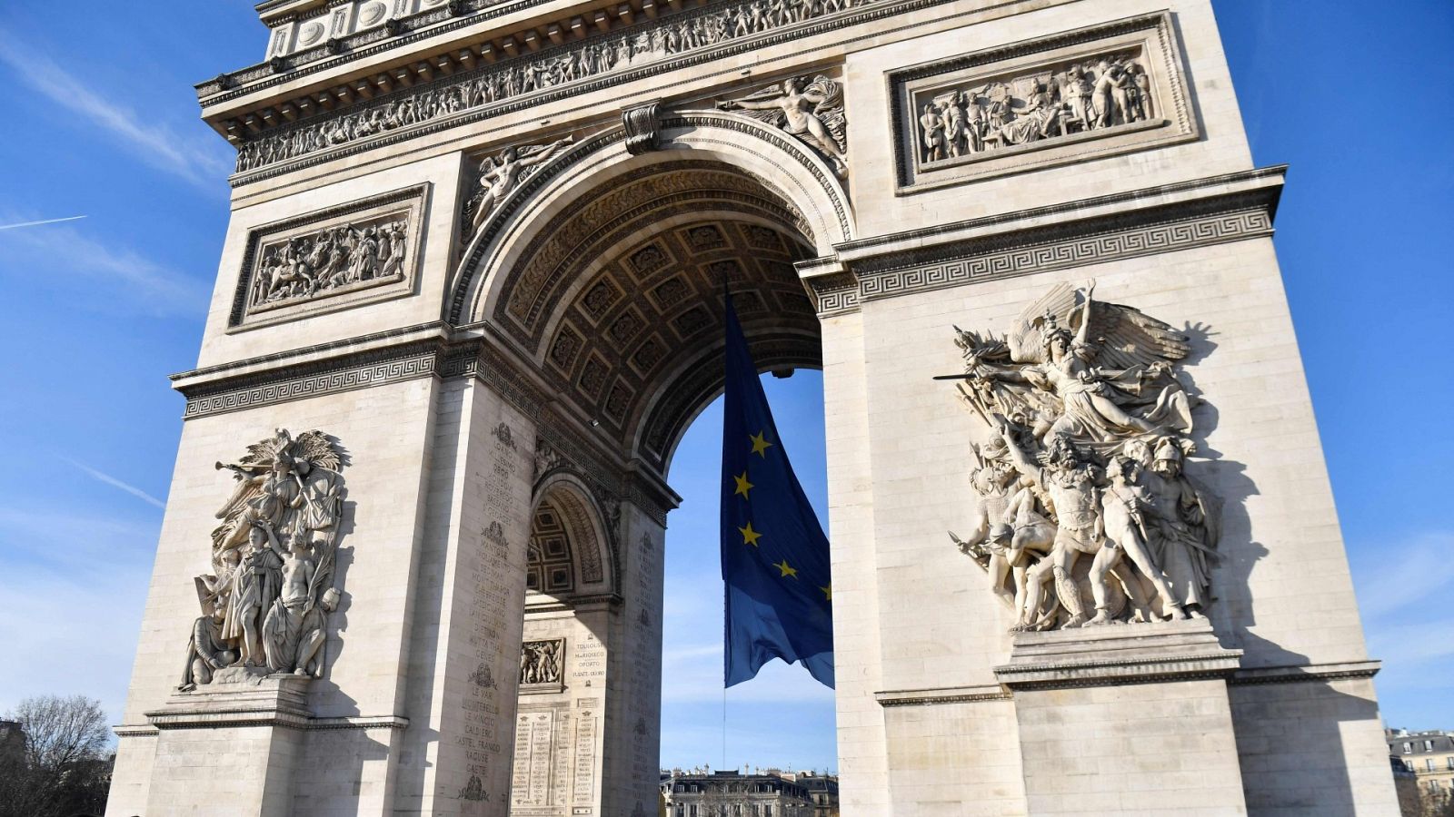 Francia retira la bandera de Europa del Arco del Triunfo 