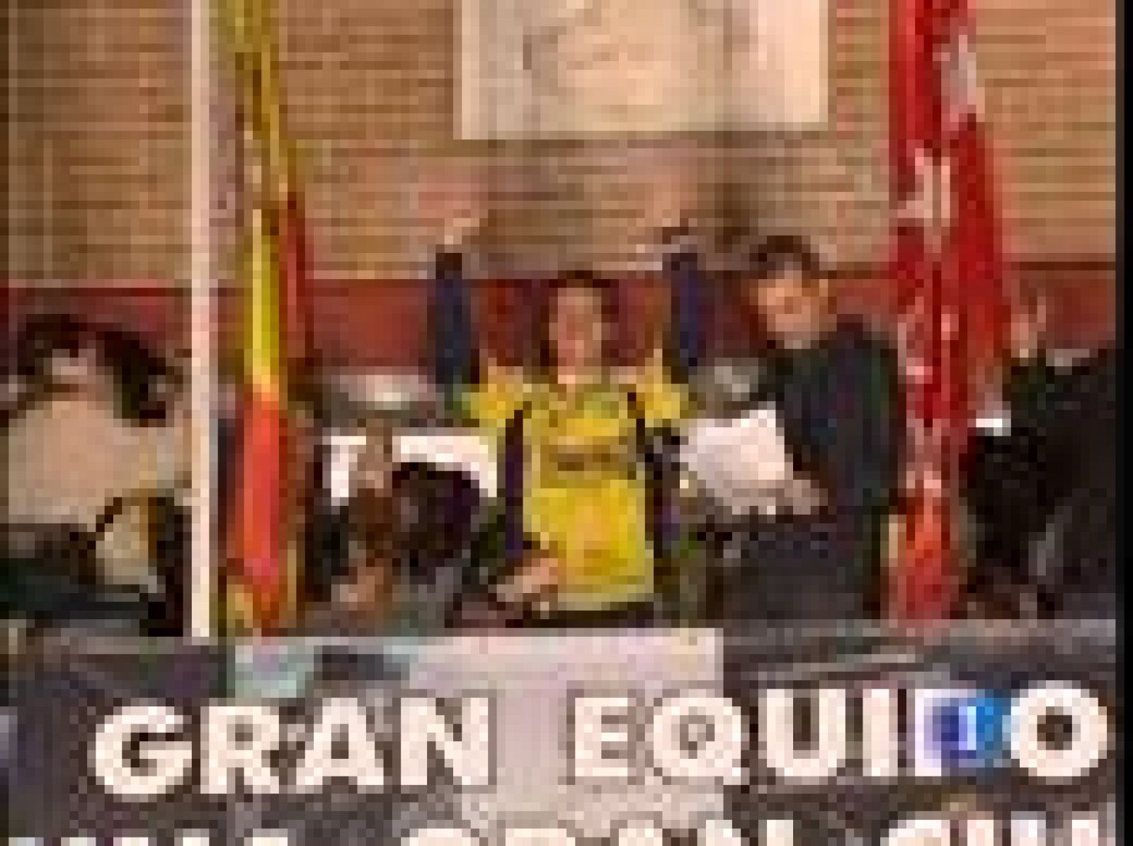 Alcorcón sigue celebrando la eliminación del Real Madrid en Copa del Rey y los jugadores del equipo del sur de Madrid se han dado un baño de masas en su Ayuntamiento.