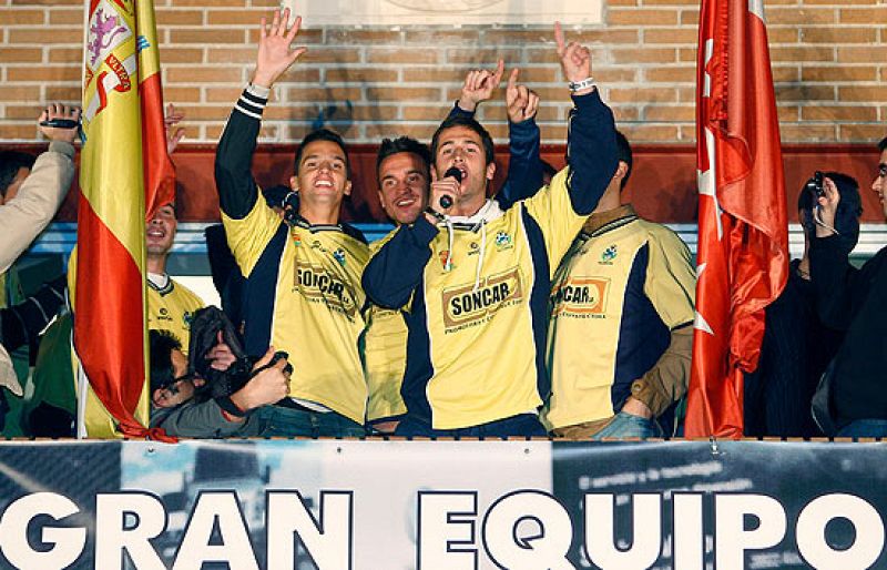 Alcorcón sigue celebrando la eliminación del Real Madrid en Copa del Rey y los jugadores del equipo del sur de Madrid se han dado un baño de masas en su Ayuntamiento.