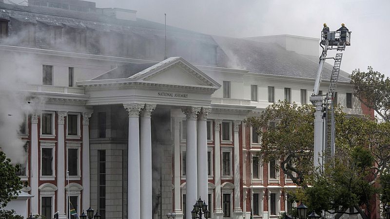 Un incendio quema el Parlamento de Sudáfrica