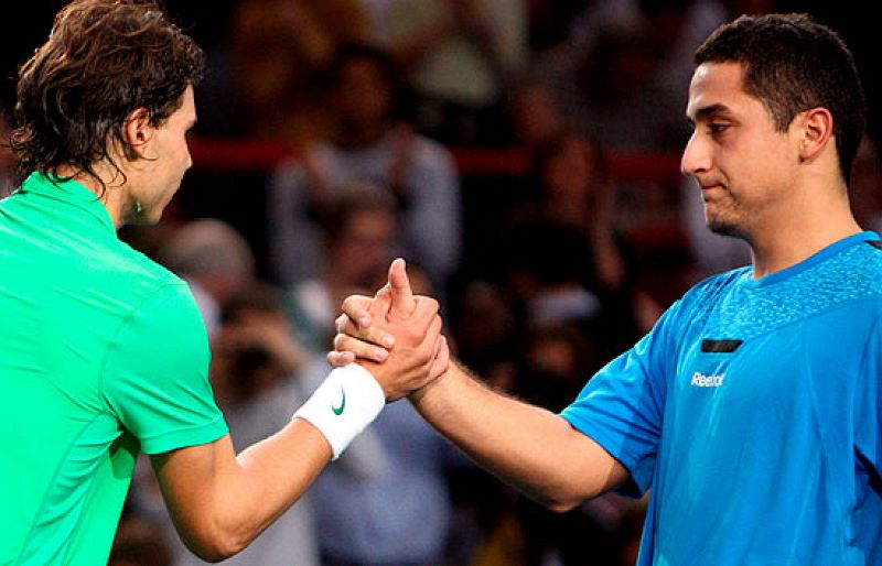 Rafa Nadal se ha estrenado en París ante su compatriota Nicolás Almagro, que jugó un gran partido pero acabó mermado por sus problemas físicos.