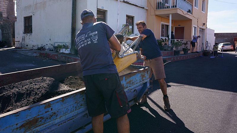 Vuelve la vida los barrios de La Palma: mil vecinos regresan a sus casas tras la erupción del volcán