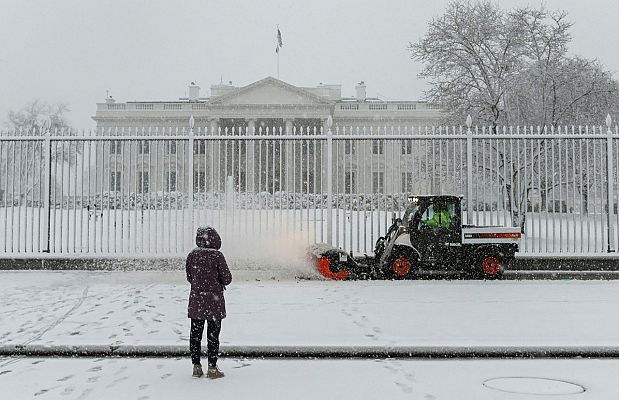Telediario 1 - Miles de vuelos cancelados en EE.UU. por las nevadas y la variante ómicron