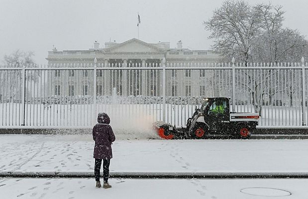 Miles de vuelos cancelados en EE.UU. por las nevadas y la variante ómicron   