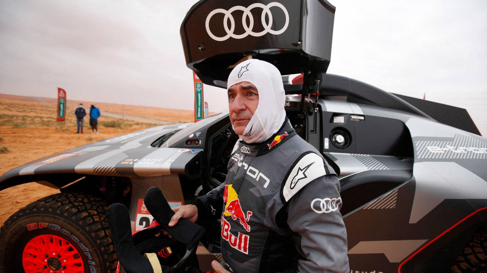 Dakar 2022 | Sainz, tercero en la etapa, vuelve a sonreír -- Ver ahora
