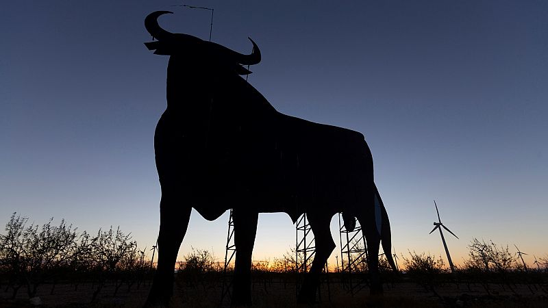 Una exposición recoge la obra de Manolo Prieto, pionero del diseño gráfico y creador del toro de Osborne