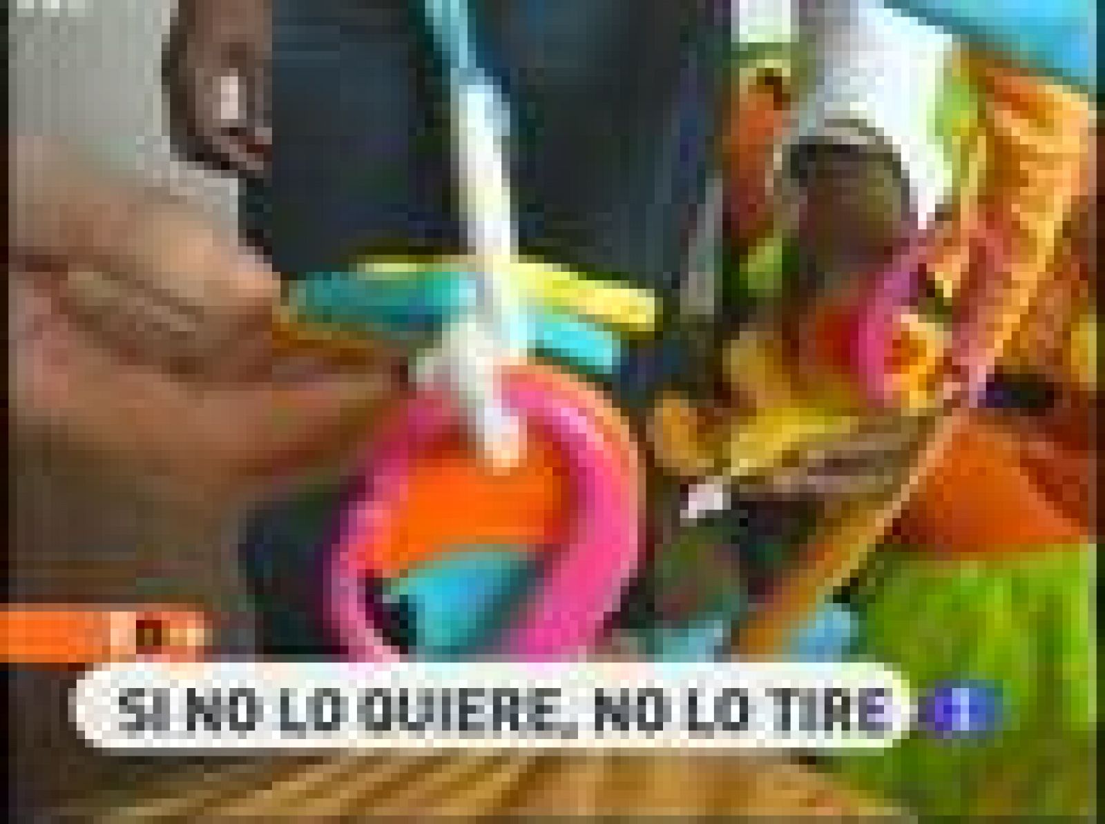 Reyes hace más llevadero el desembolso económico que supone tener un hijo. Carro, hamaca, cuna, bañera... Ella lo recoge, lo limpia, lo arregla y lo vende. El precio, acorde a estos tiempos de crisis.