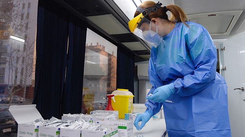 La incidencia acumulada de coronavirus se dispara en España: ¿cuándo se alcanzará el pico de la sexta ola?