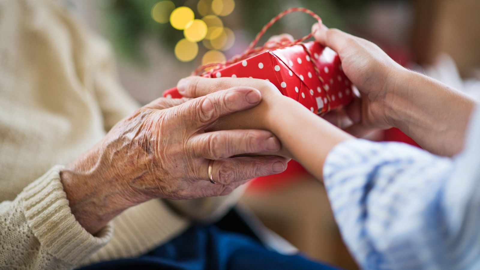"Ningún mayor sin regalo": la campaña contra la soledad de las personas mayores 