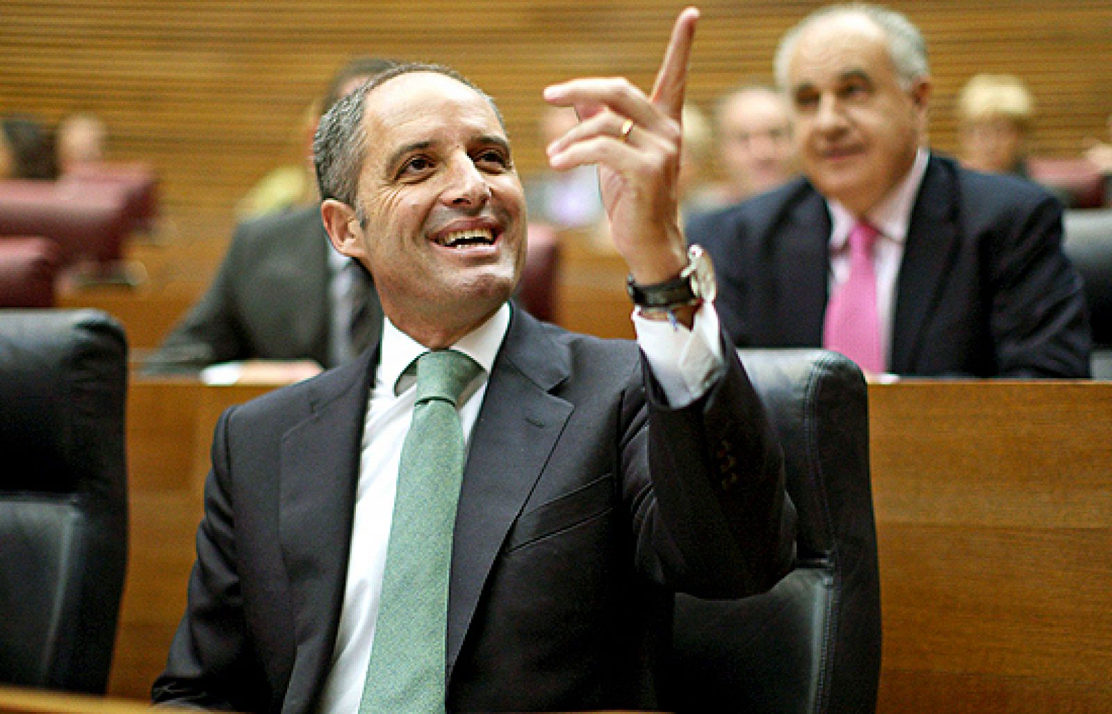 Camps acusa a los socialistas de quererle ver "boca abajo en una cuneta"