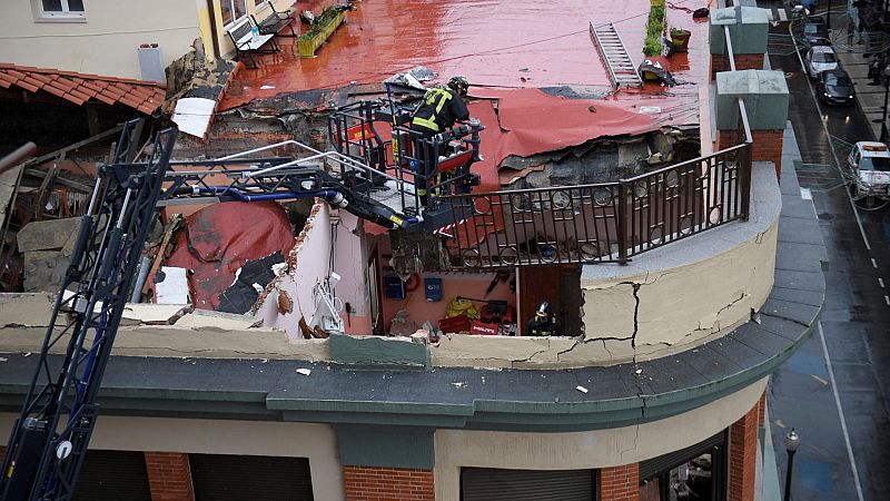 Localizan sin vida a uno de los atrapados en el derrumbe del techo de un colegio en Gijón