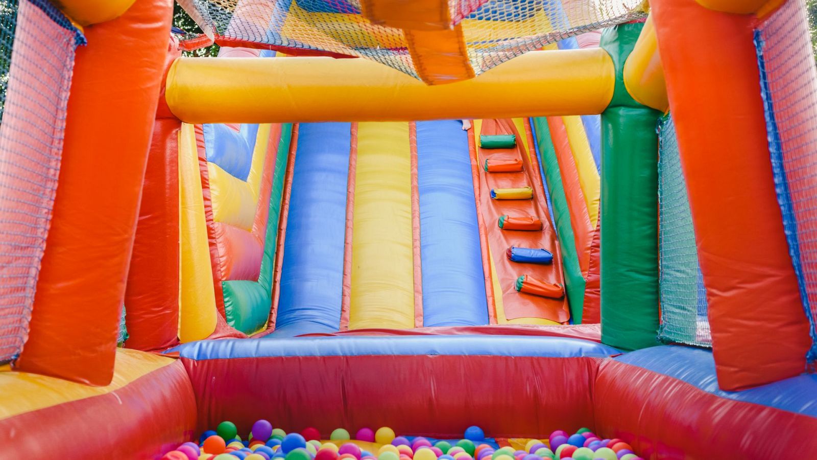 Los requisitos de seguridad en los castillos hinchables: anclajes reforzados, buen tiempo y vigilancia