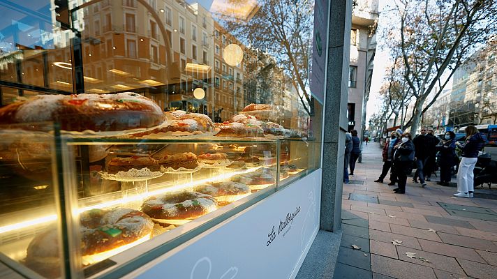Telediario 1 - Colas desde primera hora para comprar el tradicional roscón de Reyes