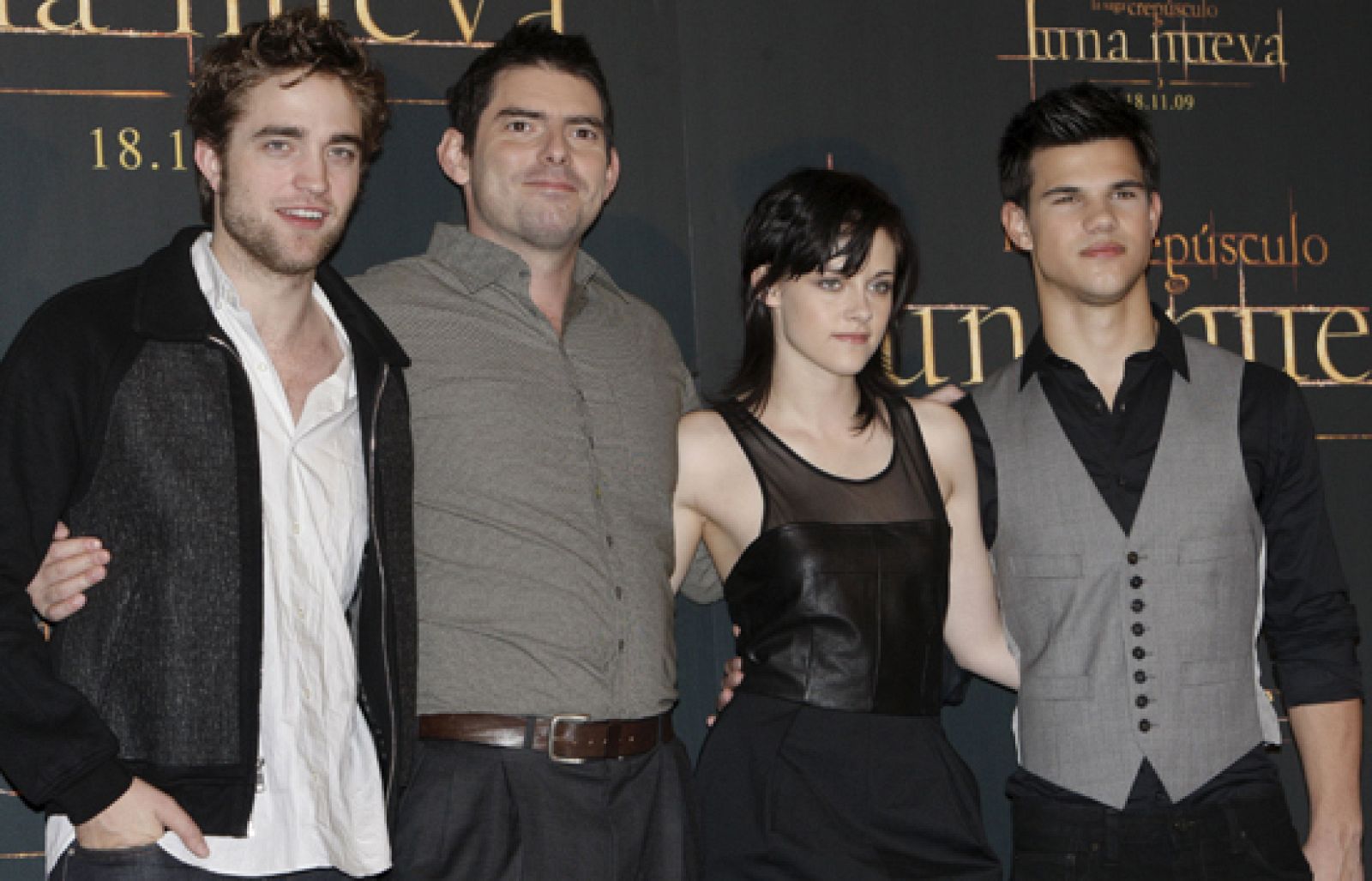 Los vampiros de moda han llegado hoy a Madrid. Los protagonistas de "Luna nueva", la segunda parte de Crepúsculo, han presentado la película rodeados de fuertes medidas de seguridad y con cientos de fans esperando para verles de cerca. 