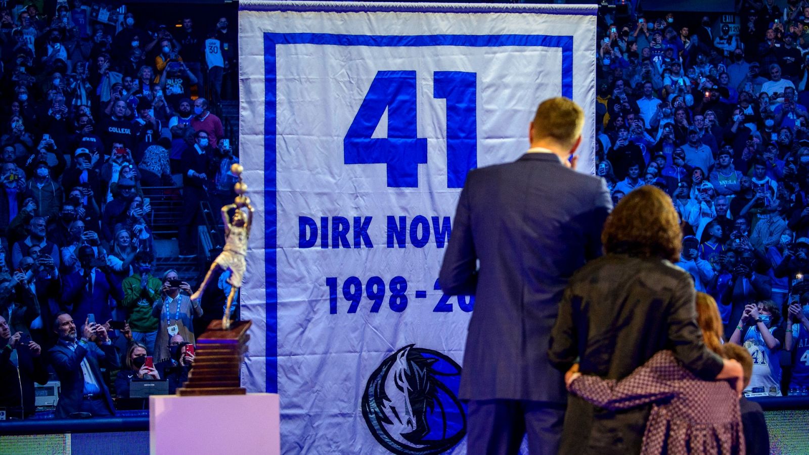 Los Dallas Mavericks retiran la camiseta de Dirt Nowitzki