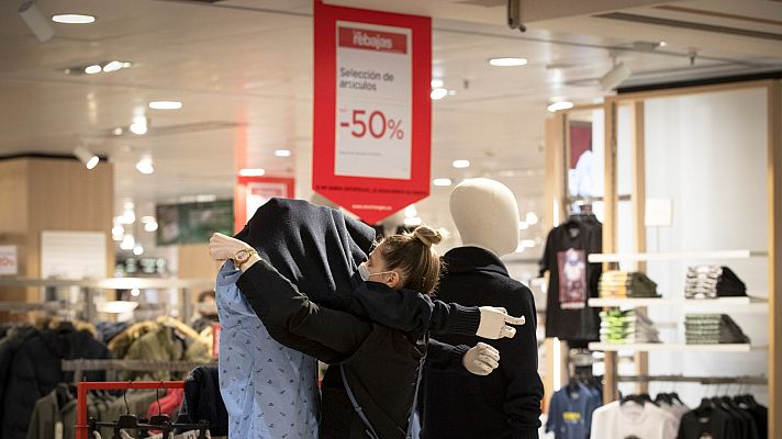 Telediario 1 - Comienzan las rebajas de enero marcadas por la devolución de algunos regalos de Navidad