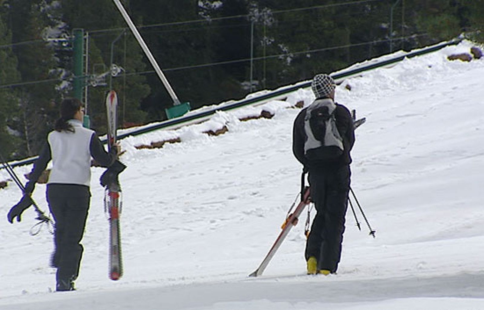 La nieve llega a muchas localidades y algunas estaciones de esquí adelantan la apertura | Ver