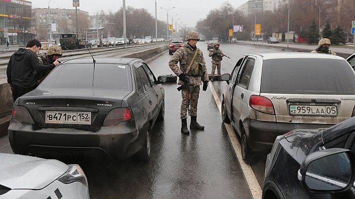 Los militares toman el control en las calles de Kazajistán