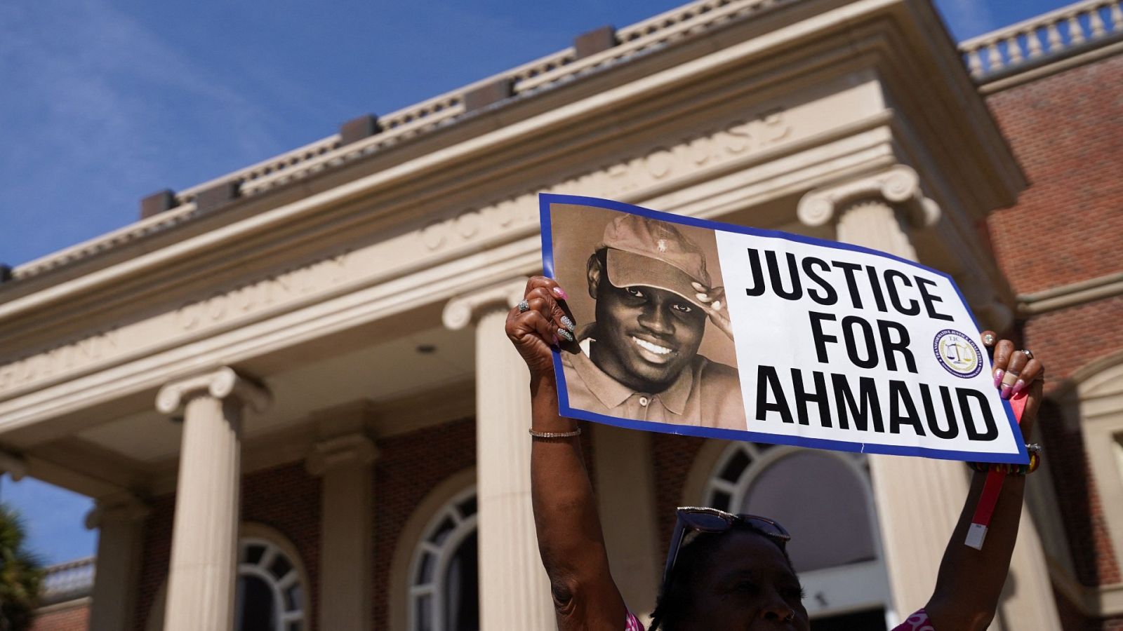 Cadena perpetua para tres hombres blancos por asesinar a un afroamericano en Estados Unidos