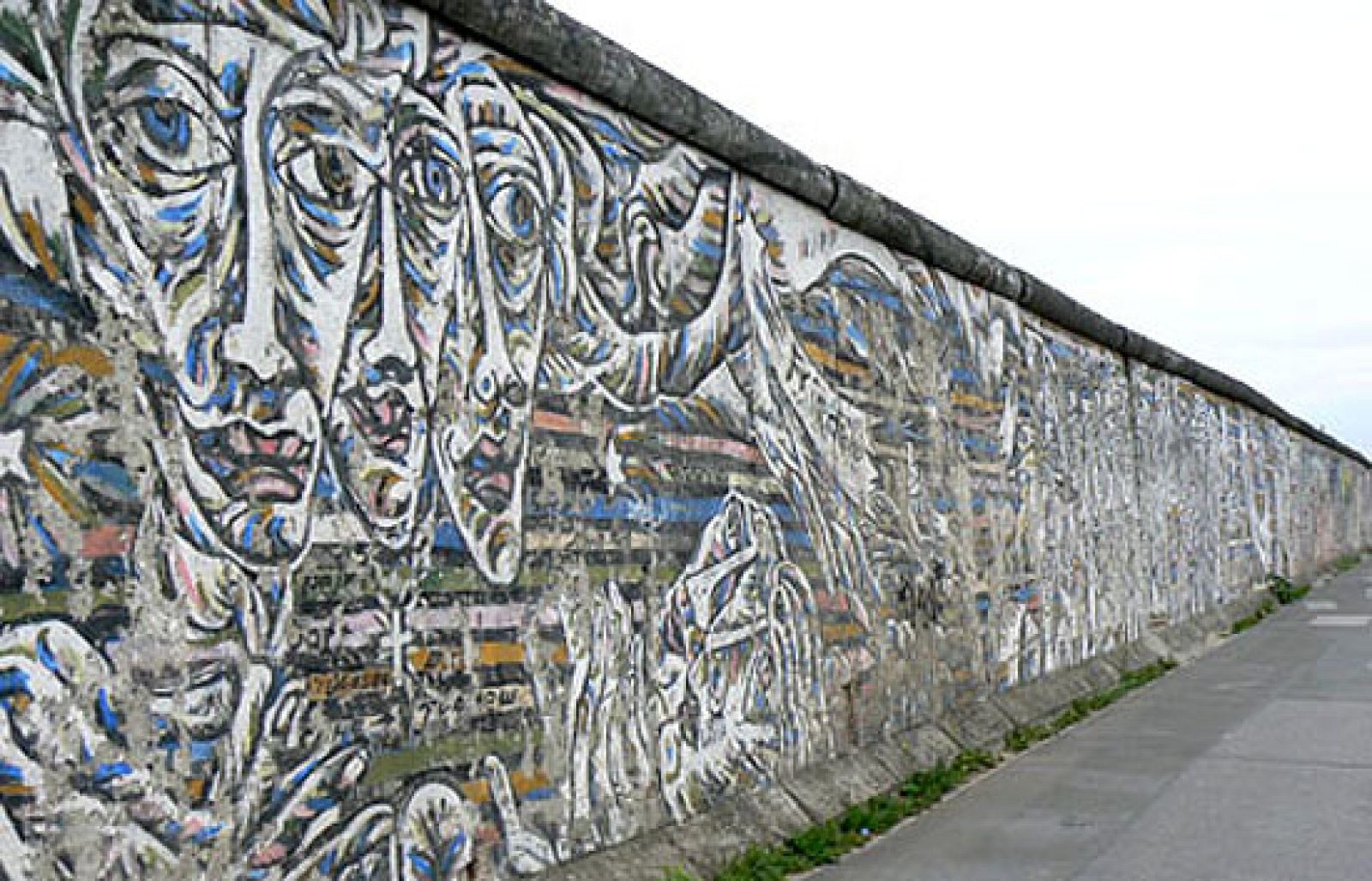   Reportaje sobre la historia del muro de Berlín en el cine, con motivo del 20 aniversario de su caída