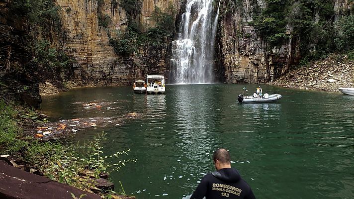 Ocho muertos y dos desaparecidos por la roca desprendida sobre varias embarcaciones en Brasil