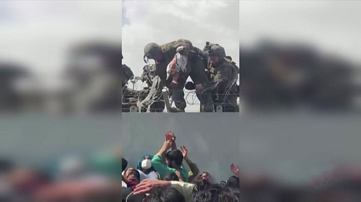 Telediario Fin de Semana - Encuentran el bebé entregado por su padre en el aeropuerto de Kabul