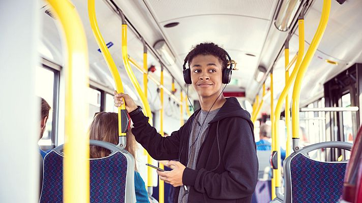 Telediario Fin de Semana - Los profesionales advierten de que el uso excesivo de auriculares podría generar la pérdida de audición prematura