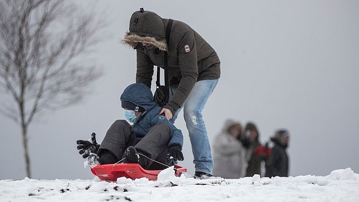 Telediario Fin de Semana - La nieve caída en el Pirineo catalán dificulta la circulación por las carreteras