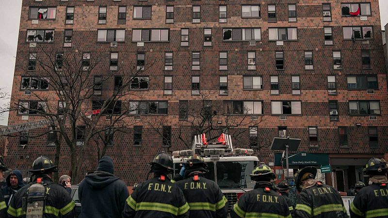 Mueren 19 personas en un incendio en Nueva York - Ver ahora