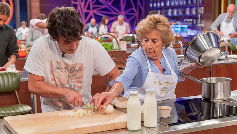 Los nietos sorprenden a sus abuelos en la cocinas!