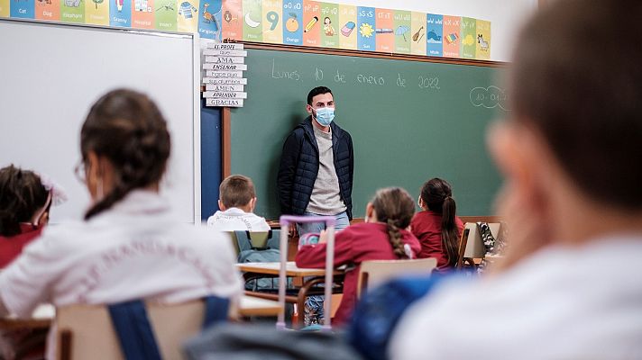 Los estudiantes vuelven a las aulas con cuarentenas más flexibles y profesores de baja