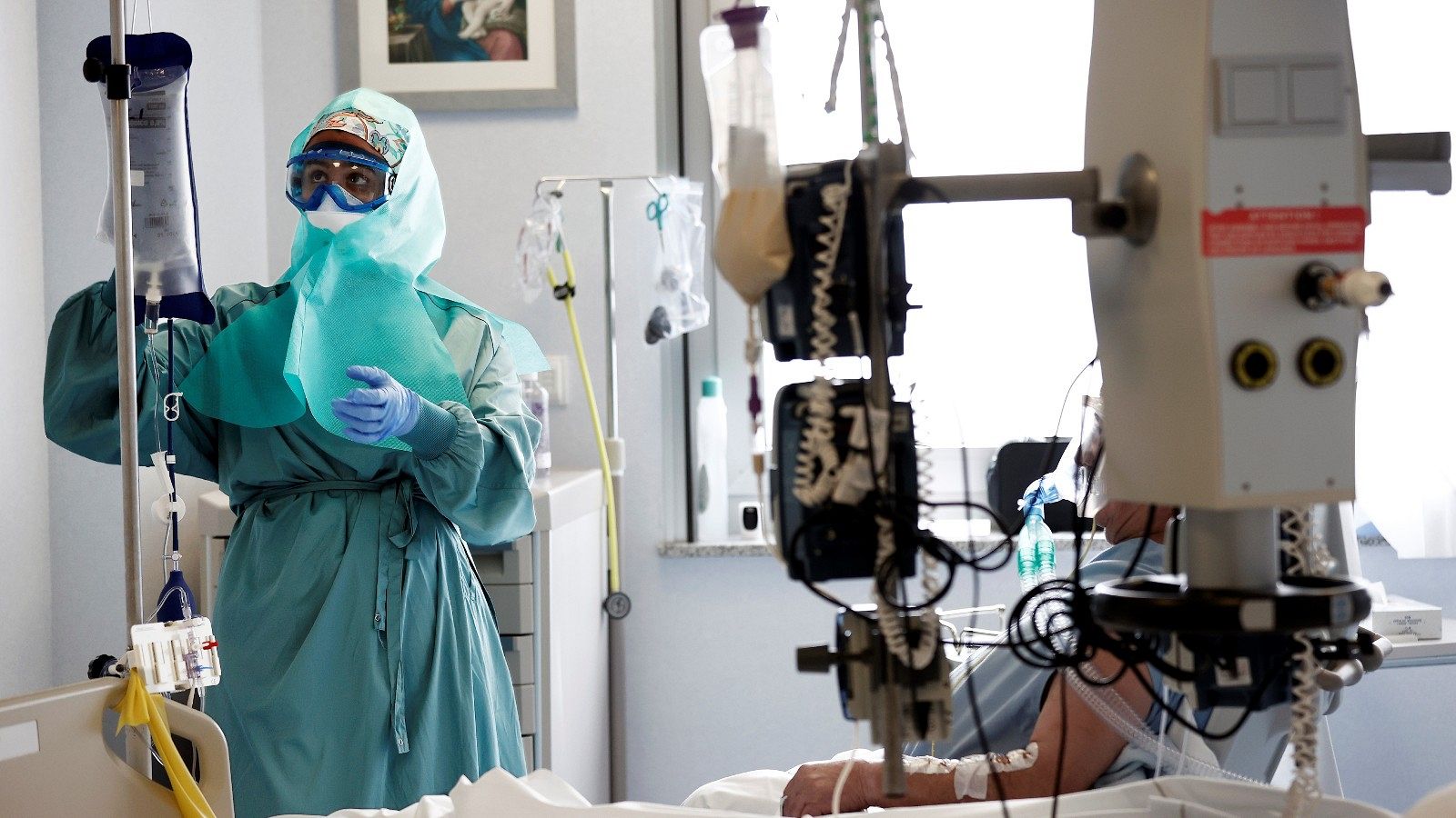 Riesgo alto en las UCI de varias comunidades por COVID-19: el pico no llegará hasta finales de enero