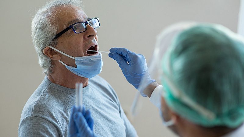 Algunos estudios sugieren que los test COVID de saliva son más fiables para detectar ómicron 