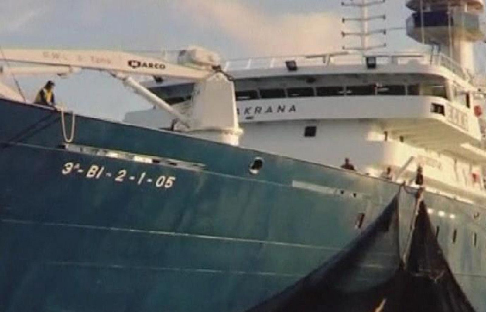 La polémica sobre quién decidió detener y traer a España a los dos piratas somalíes continúa | Ver