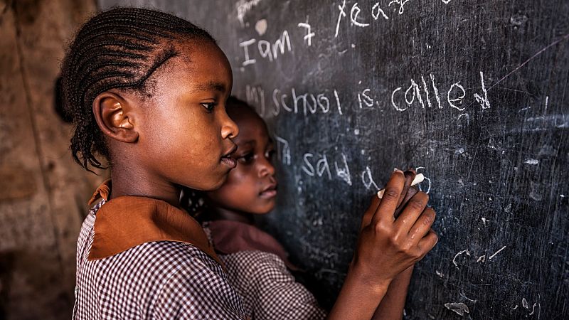 Los alumnos ugandeses vuelven a las aulas tras dos años de parón