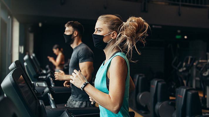 Telediario 2 - Ómicron reduce casi en un 40 % las altas en los gimnasios en enero