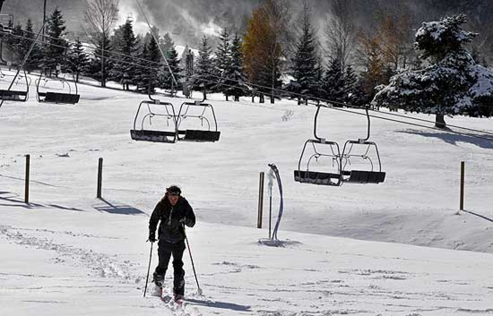 Las primeras nieves de la temporada han facilitado que dos estaciones del Pirineo Catalán, La Molina y La Masella, hayan podido abrir sus puertas.