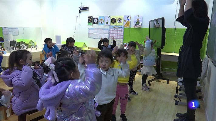 Telediario 1 - El gobierno chino anima a tener hasta tres hijos por el envejecimiento de su población