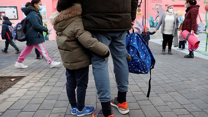 Telediario 1 - COVID-19: El reto de trabajar y cuidar a menores confinados