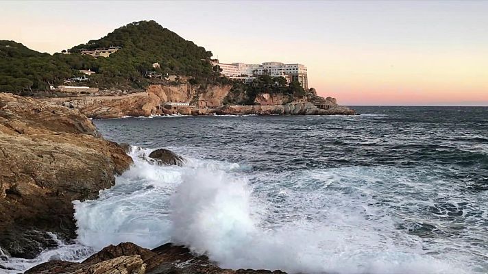 Intervalos de viento fuerte del norte en Menorca y Ampurdán y, al final, de levante en el Estrecho