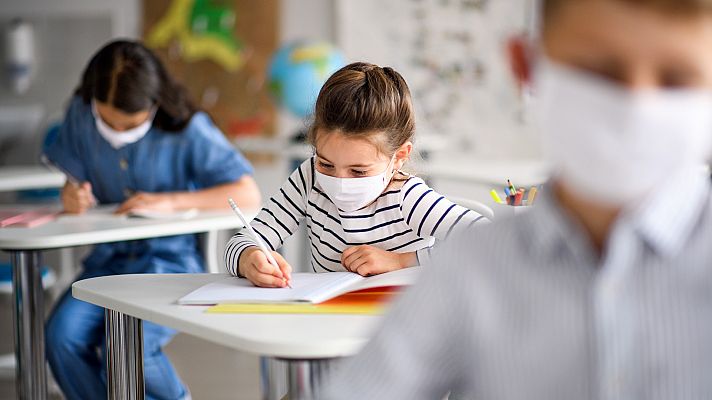 Los menores de 12 años con un contacto estrecho dentro de su clase solo guardarán cuarentena si se cierra el aula