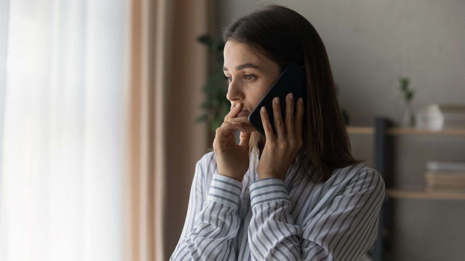 Algunas empresas de servicios básicos incumplen la ley que les obliga a tener un teléfono de atención gratuito