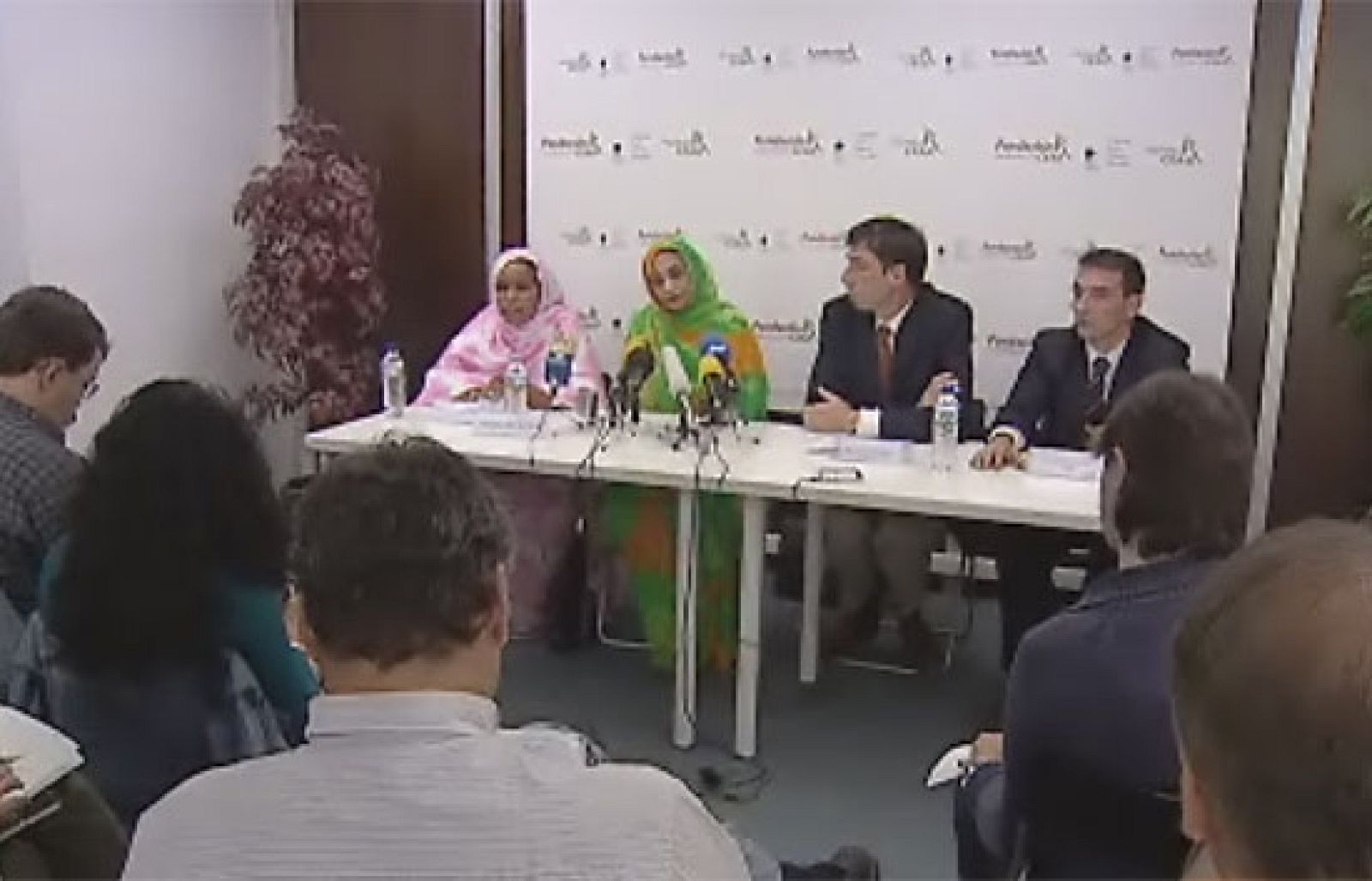 Liberados los dos periodistas españoles retenidos en el aeropuerto de El Aaiún | Ver