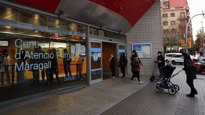 Las comunidades adaptan sus protocolos de bajas por COVID para aliviar el colapso en Atención Primaria