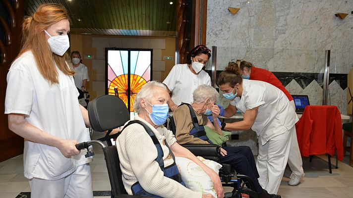 Aumentan los casos de COVID entre el personal de residencias de mayores: solo en Aragón hay 200 bajas