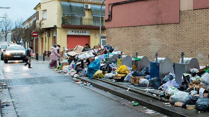 Los vecinos de Salt denuncian la falta de higiene tras 19 días de huelga de los servicios de limpieza